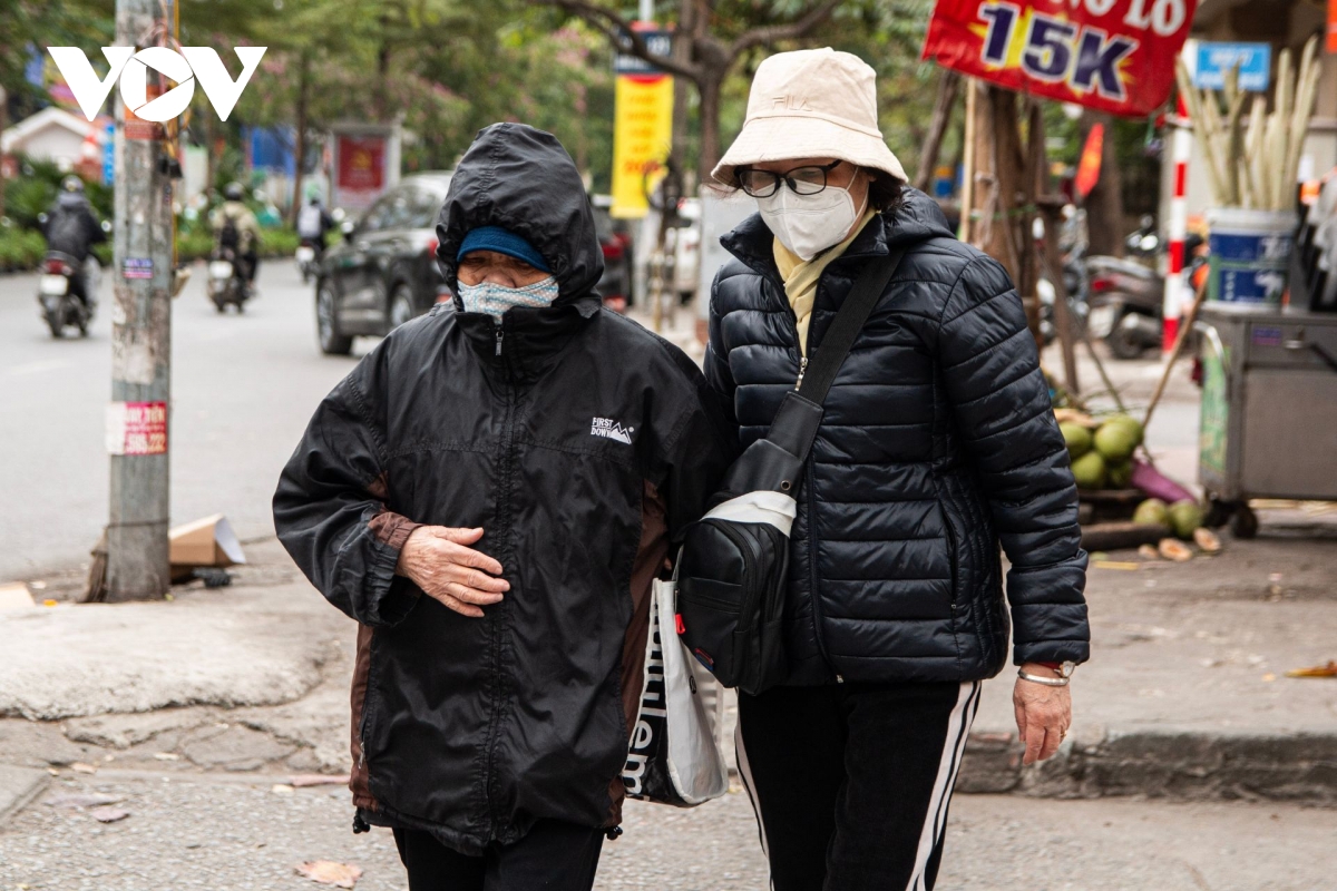 ha noi lanh sau, nguoi lao dong nhom lua ngoai via he de chong ret hinh anh 4