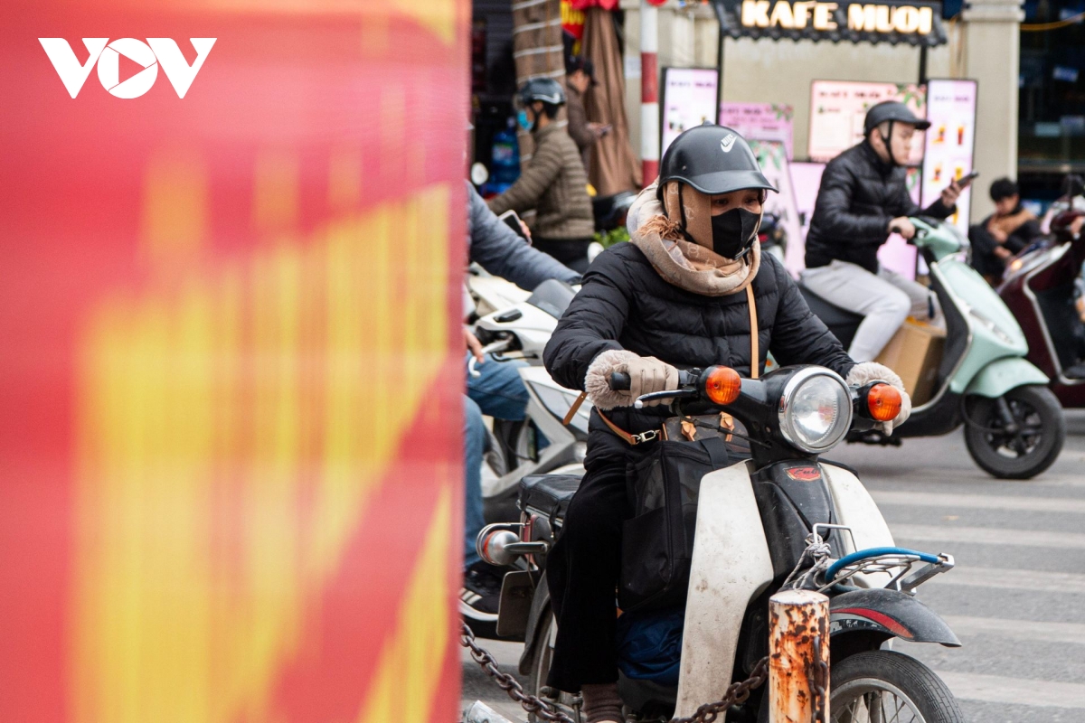 ha noi lanh sau, nguoi lao dong nhom lua ngoai via he de chong ret hinh anh 2