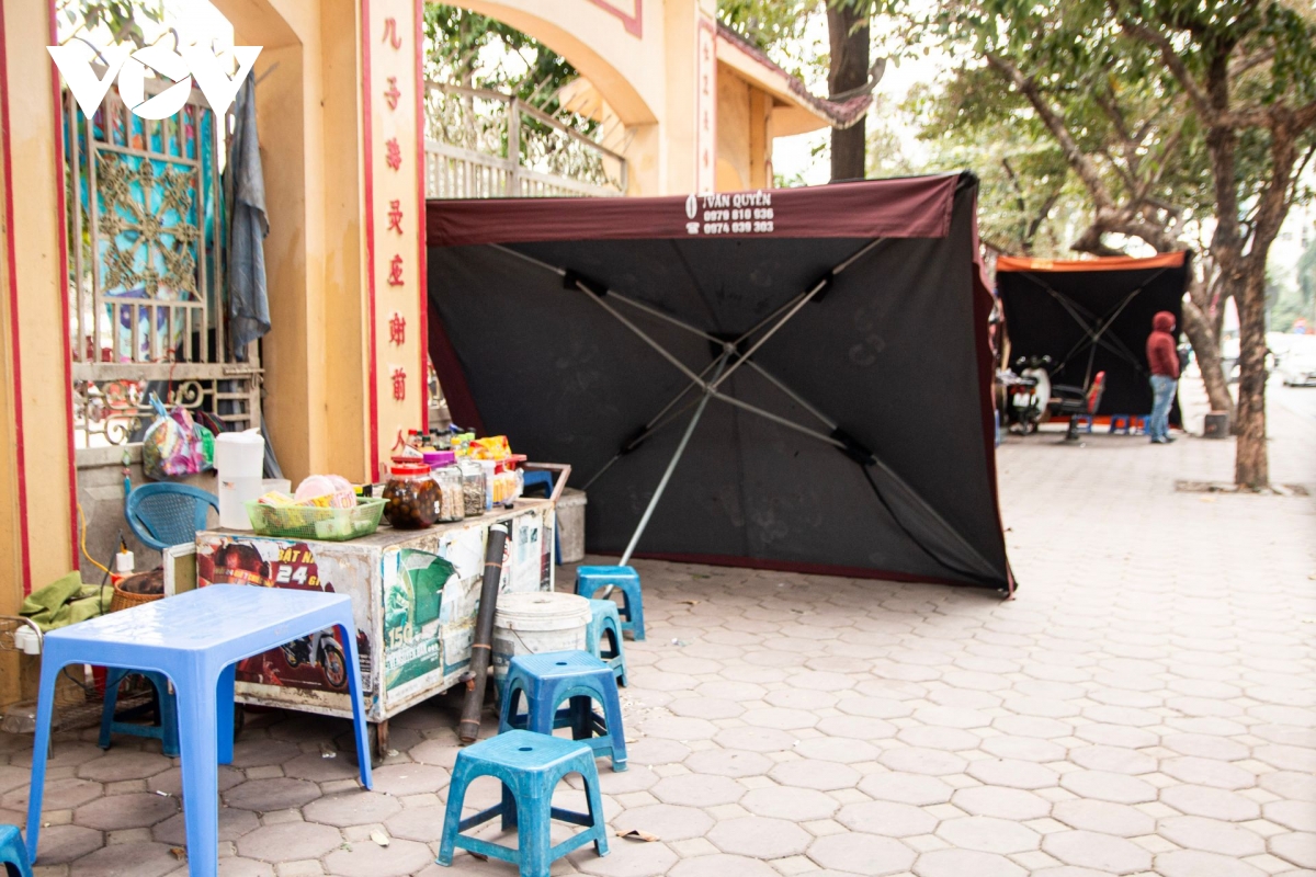 ha noi lanh sau, nguoi lao dong nhom lua ngoai via he de chong ret hinh anh 9
