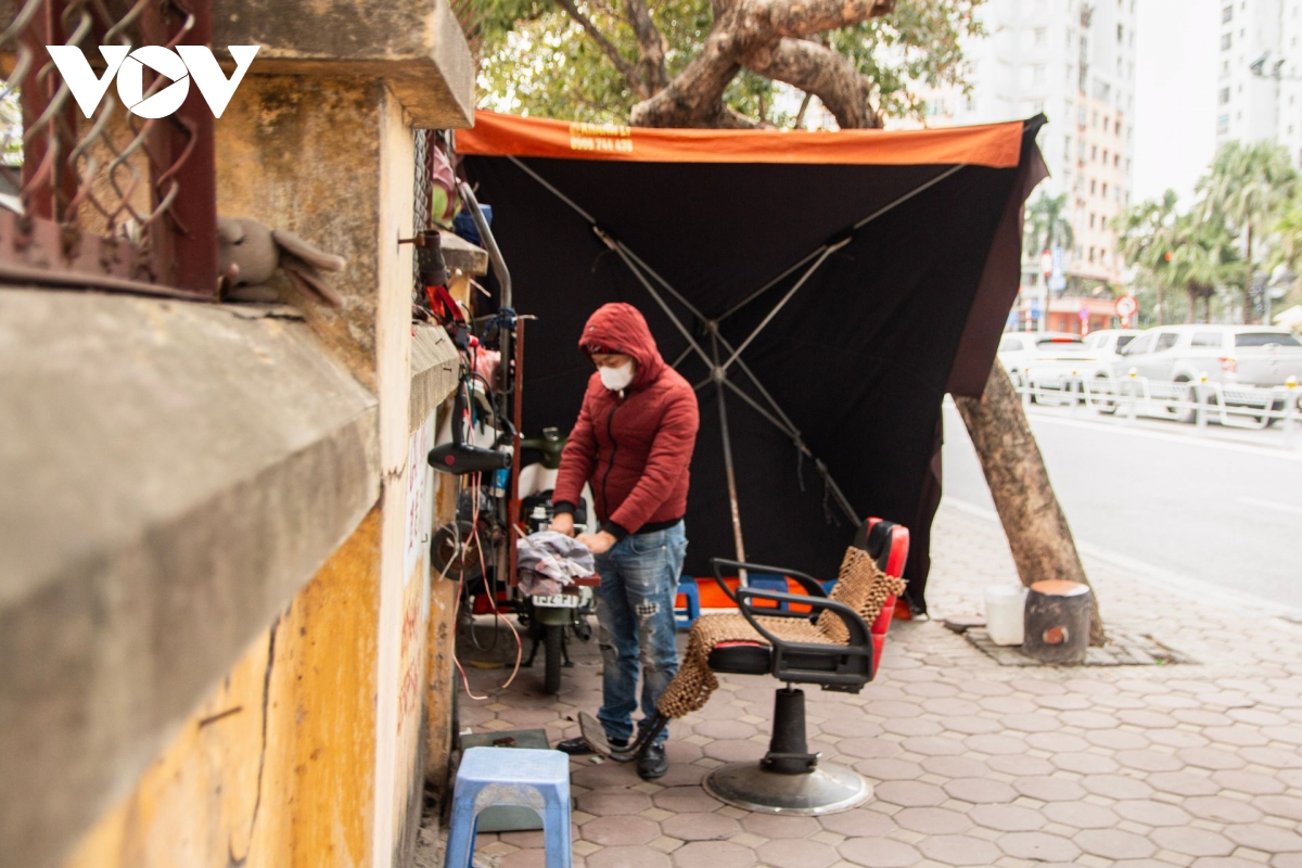 ha noi lanh sau, nguoi lao dong nhom lua ngoai via he de chong ret hinh anh 8