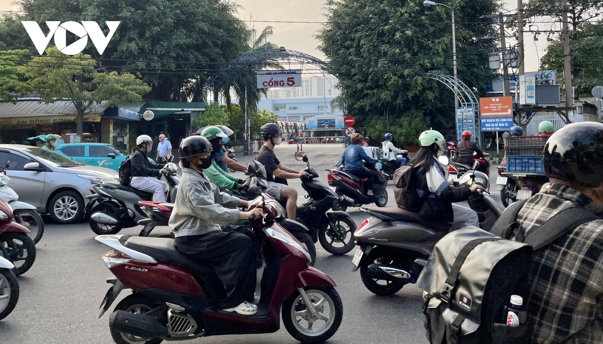 tan son nhat don khach vuot du bao trong khi cua ngo tp.hcm bat ngo thong thoang hinh anh 5