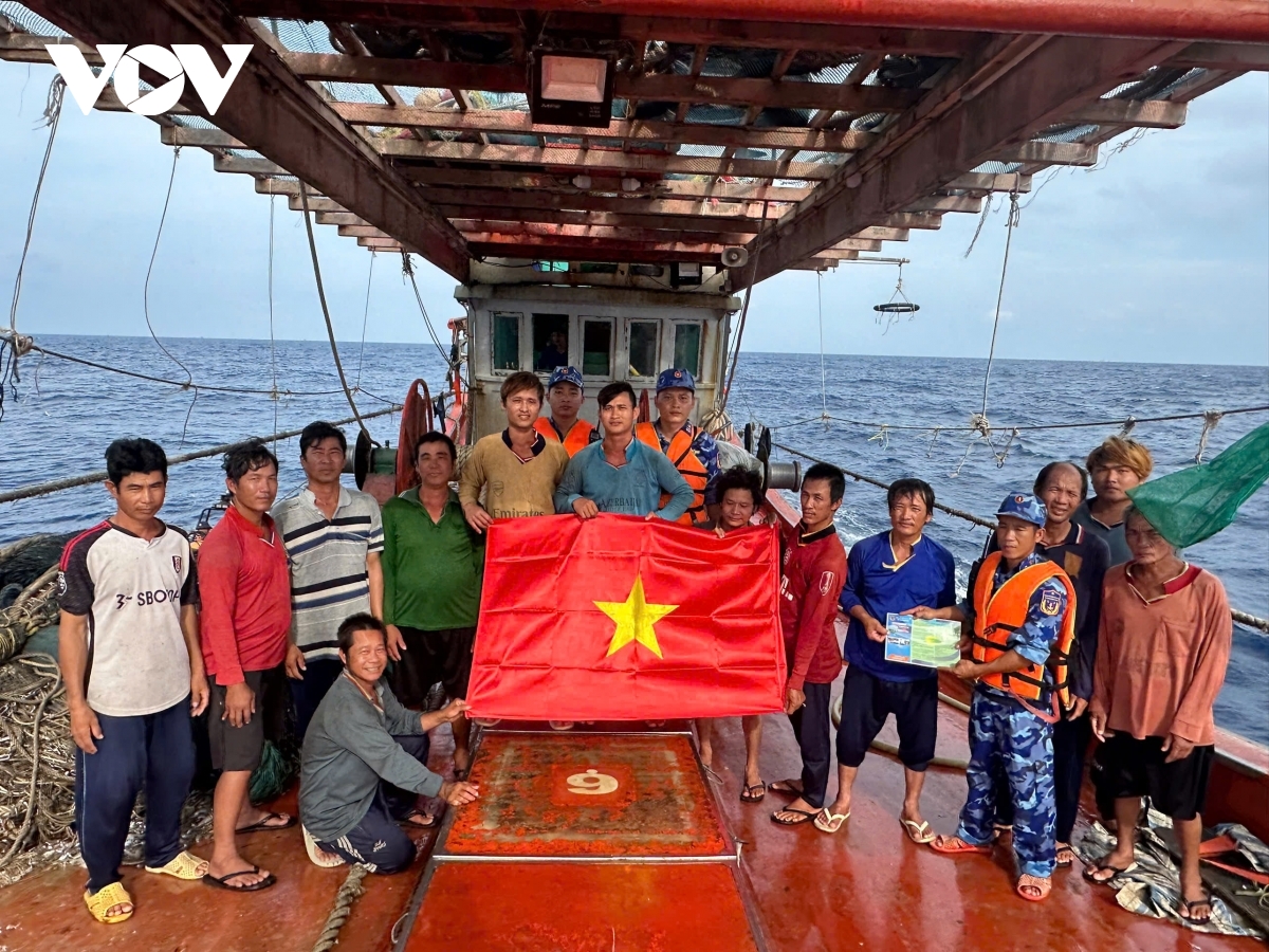 tu bien xa, can bo chien si tau csb 7011 gui niem tin ve Dai hoi xiv cua Dang hinh anh 2