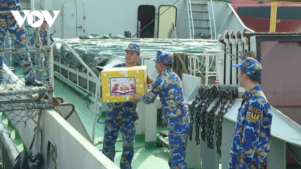 hai doan 129 tham va chuc tet quan dan dac khu truong sa hinh anh 1