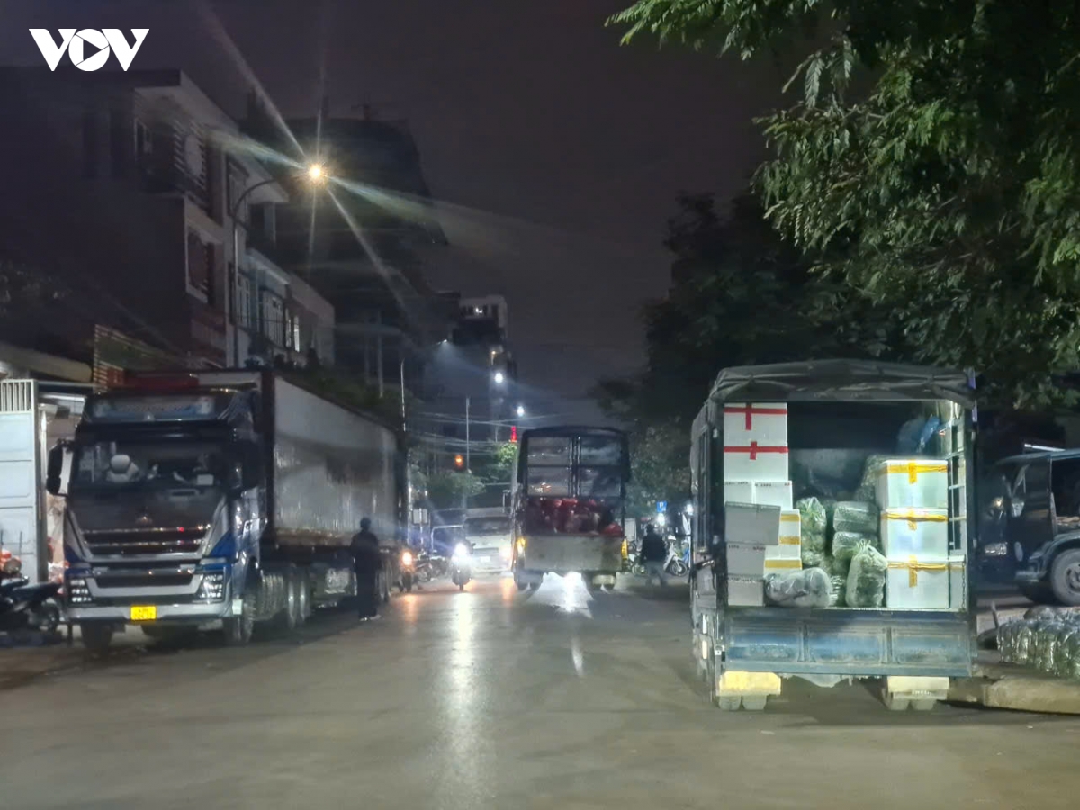 xe tai dung do tap ket nong san gay can tro giao thong o bac ninh hinh anh 3