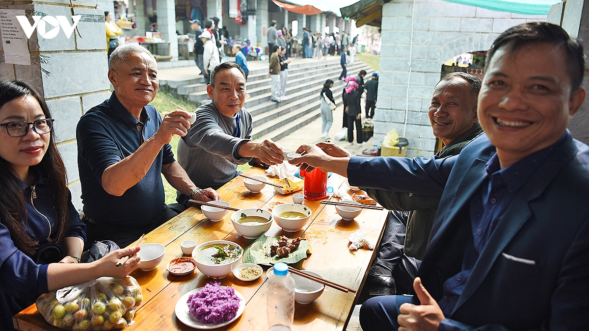 nguoi dan ron rang den cho phien vung cao dau nam moi giua long ha noi hinh anh 16
