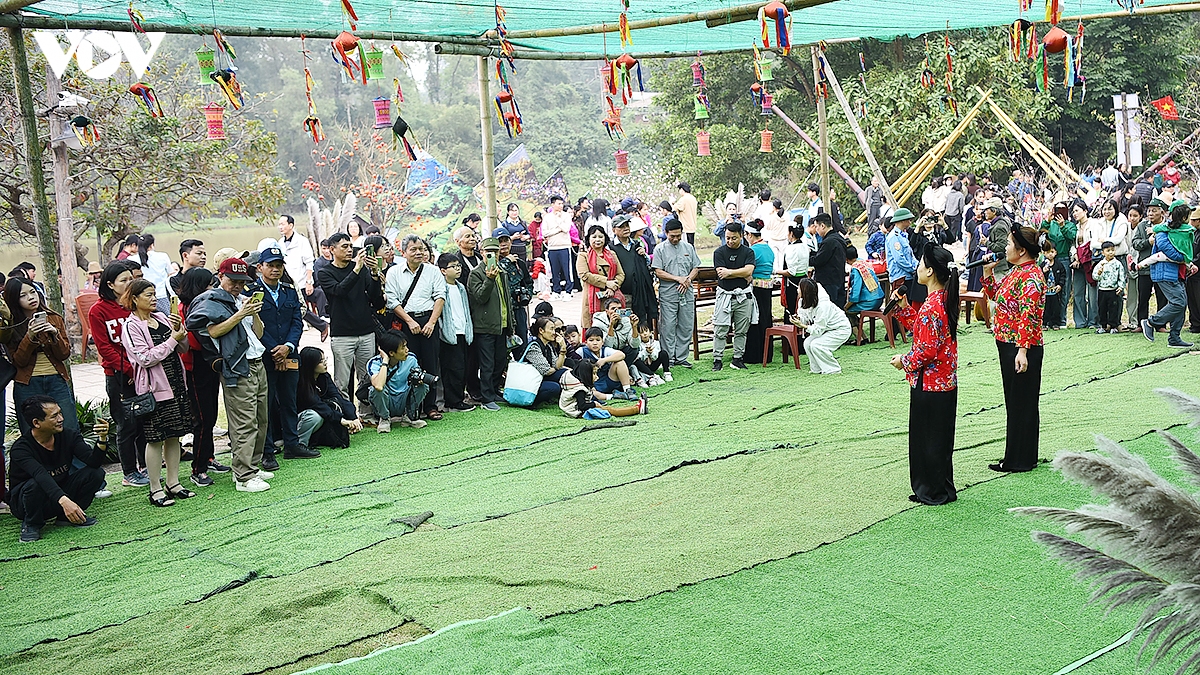 nguoi dan ron rang den cho phien vung cao dau nam moi giua long ha noi hinh anh 17