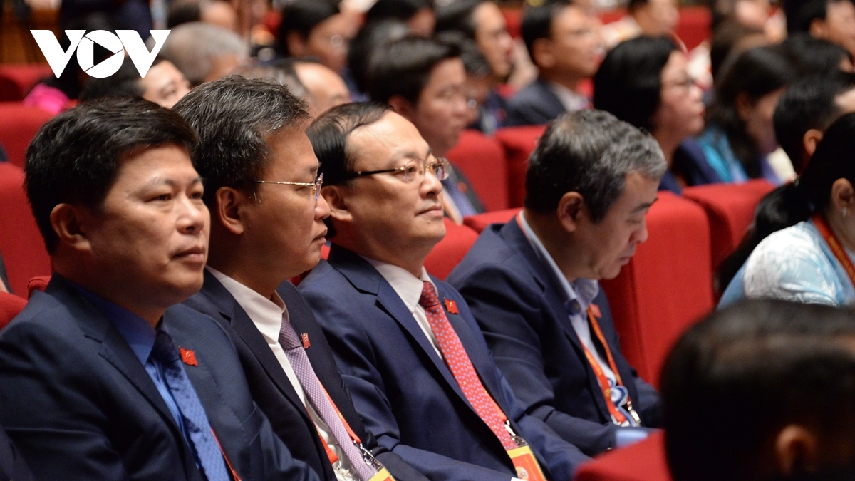 Các đại biểu thảo luận tại hội trường về các văn kiện Đại hội XIV