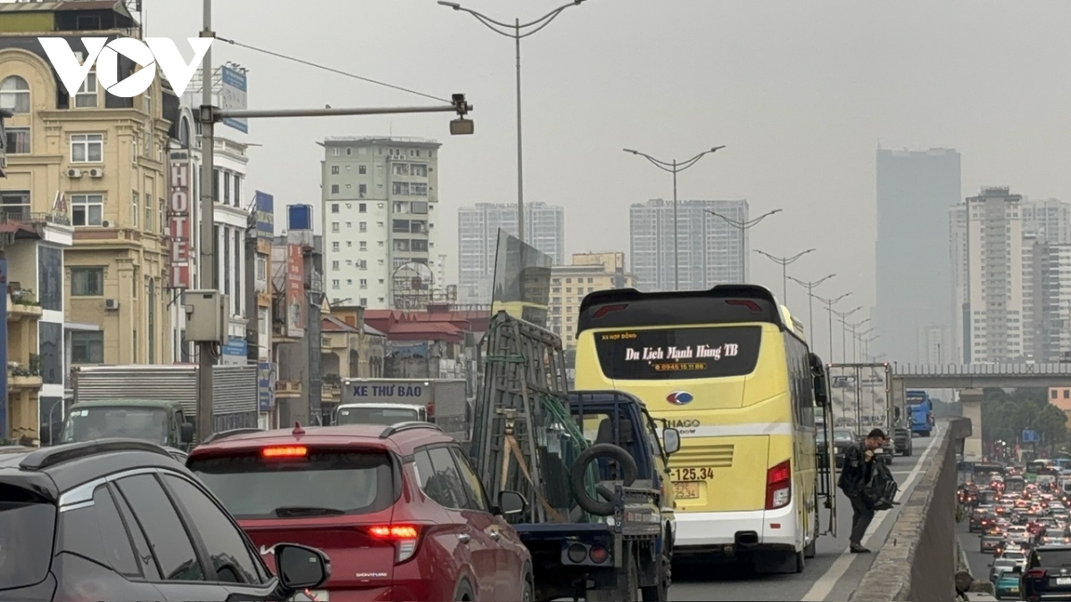 xe khach ngang nhien tra khach o vanh dai 3 tren cao gay nguy co tai nan hinh anh 5