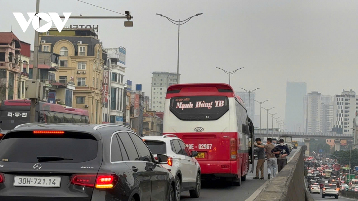 xe khach ngang nhien tra khach o vanh dai 3 tren cao gay nguy co tai nan hinh anh 4