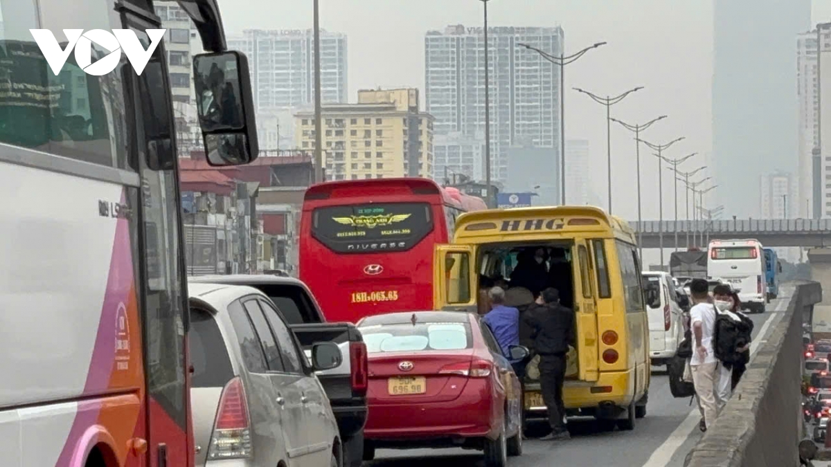 xe khach ngang nhien tra khach o vanh dai 3 tren cao gay nguy co tai nan hinh anh 1