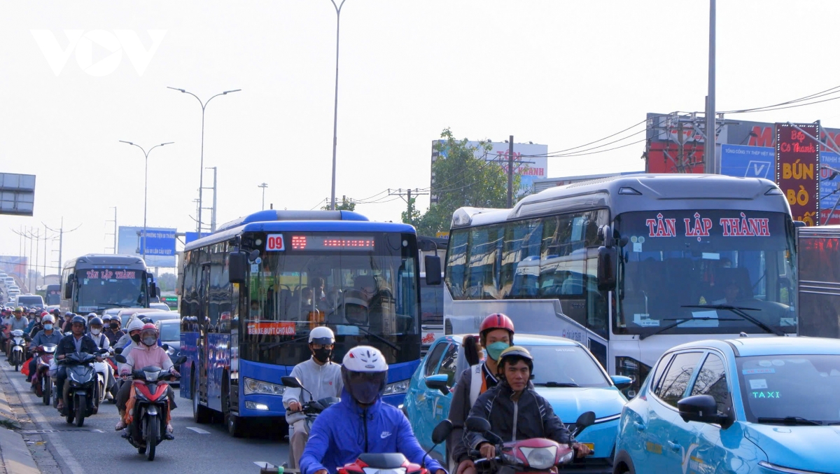 tan son nhat don khach vuot du bao trong khi cua ngo tp.hcm bat ngo thong thoang hinh anh 2