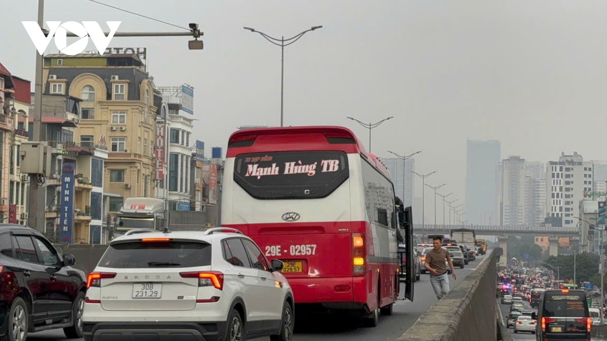 xe khach ngang nhien tra khach o vanh dai 3 tren cao gay nguy co tai nan hinh anh 3