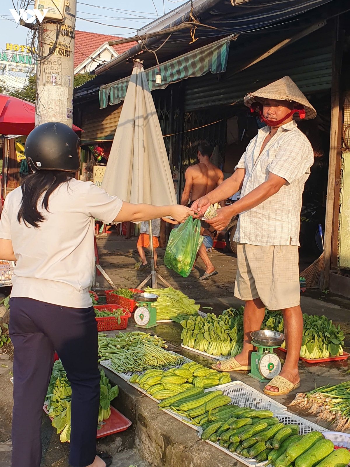 cong nhan de sen chi tieu, cho mot cai tet am ap hinh anh 4