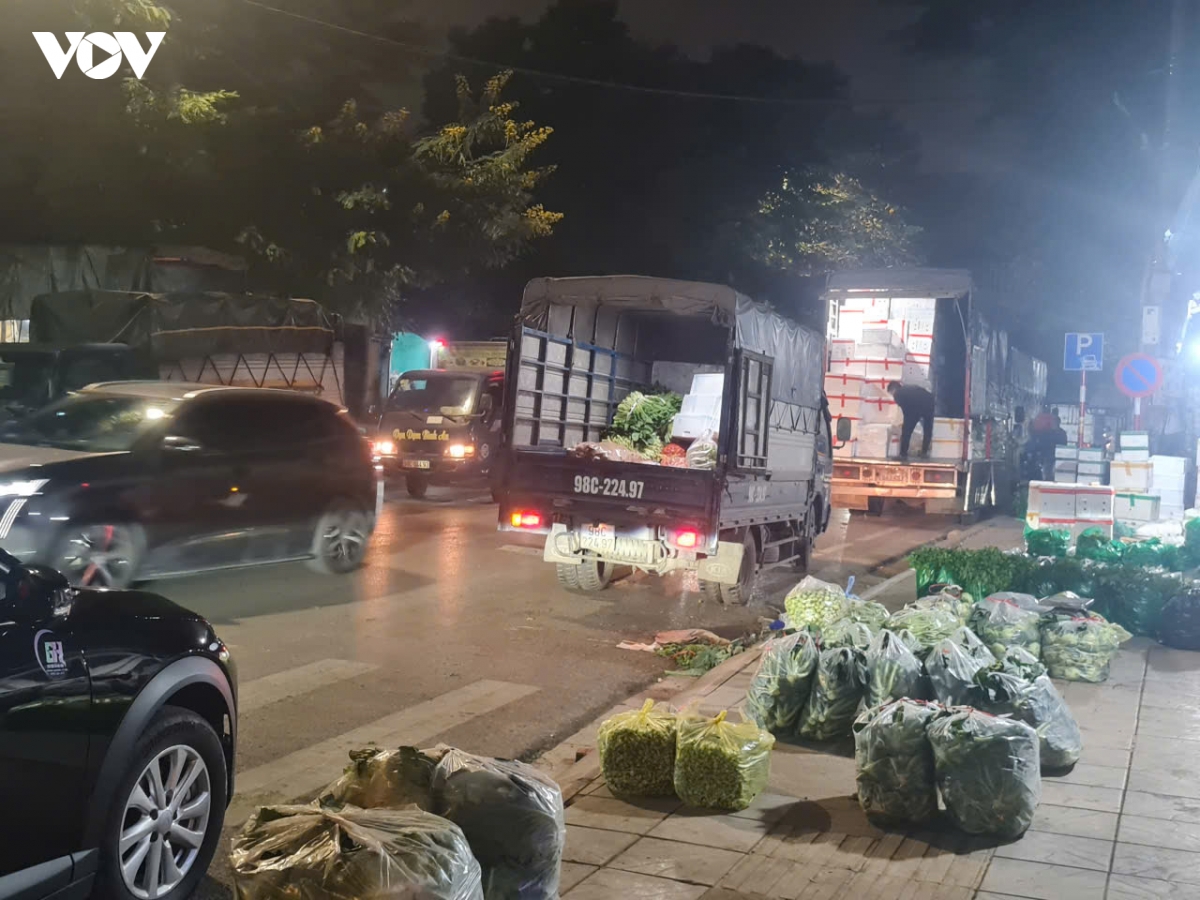 xe tai dung do tap ket nong san gay can tro giao thong o bac ninh hinh anh 2
