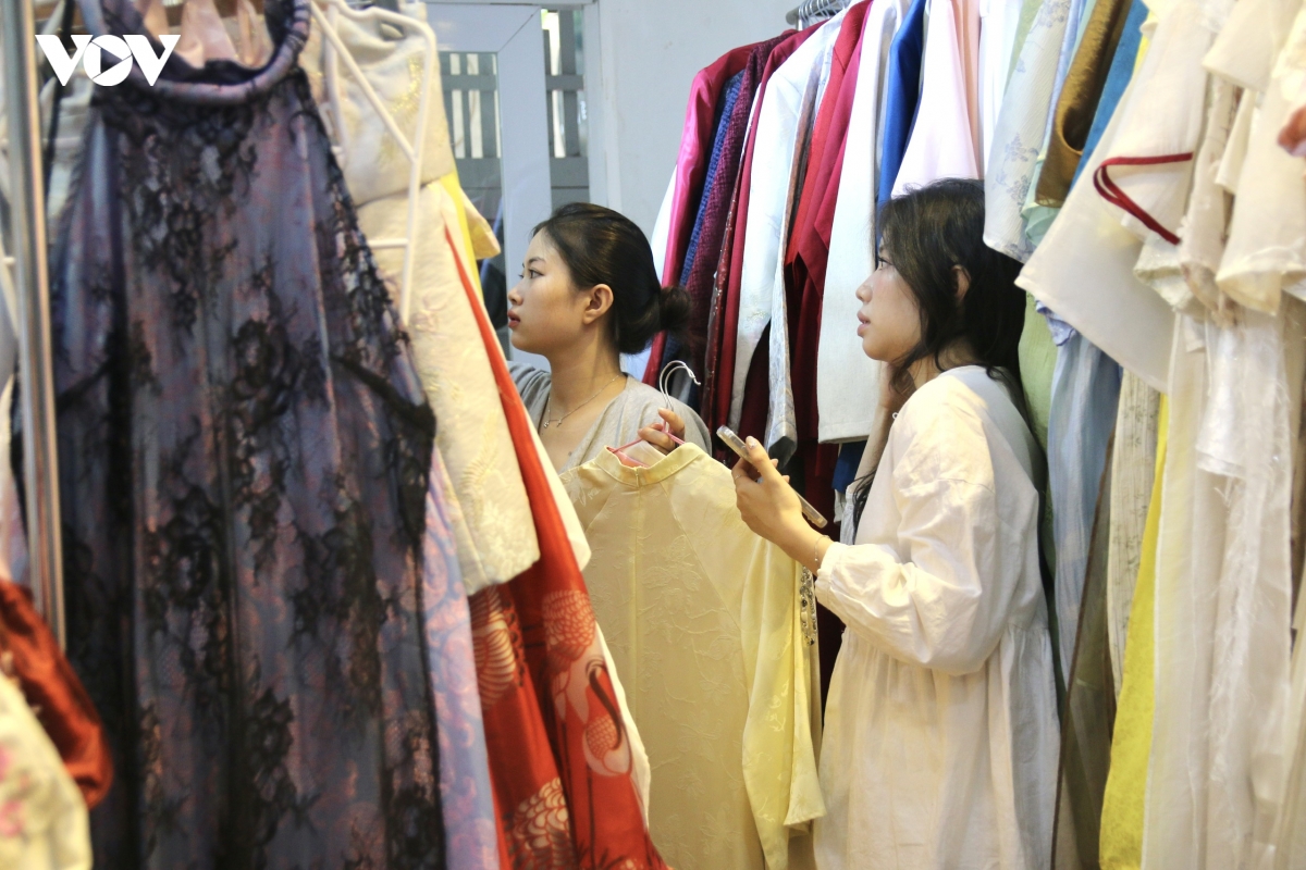 dich vu thue ao dai hut khach dip tet duong lich hinh anh 1
