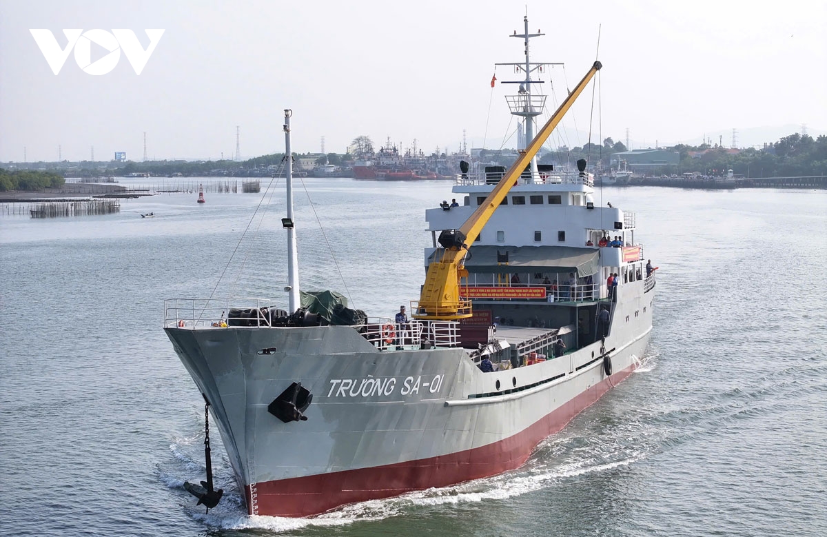 Vượt sóng dữ, mang Xuân sớm đến với chiến sĩ nhà giàn DK1 và thềm lục địa phía Nam