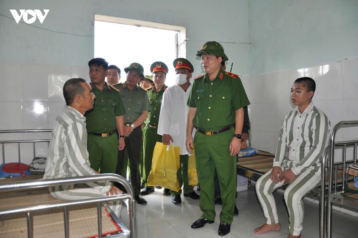 tet am trong trai giam thap sang niem tin hoan luong hinh anh 2