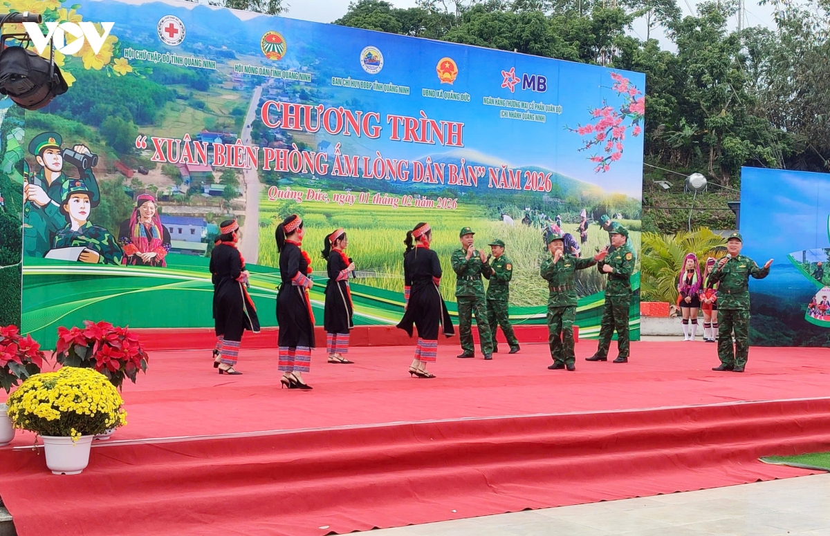 quang ninh xuan bien phong am long dong bao vung bien Dong bac hinh anh 1