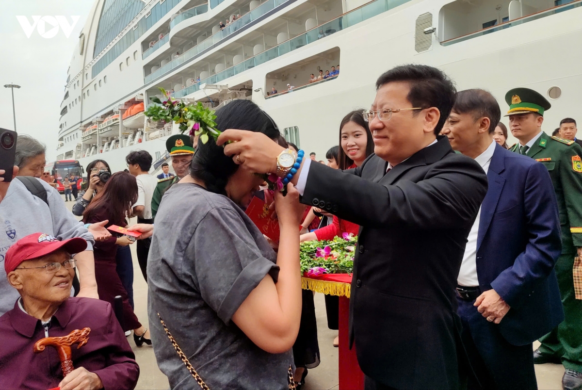 quang ninh don 2.300 khach du lich quoc te xong dat dau nam hinh anh 4