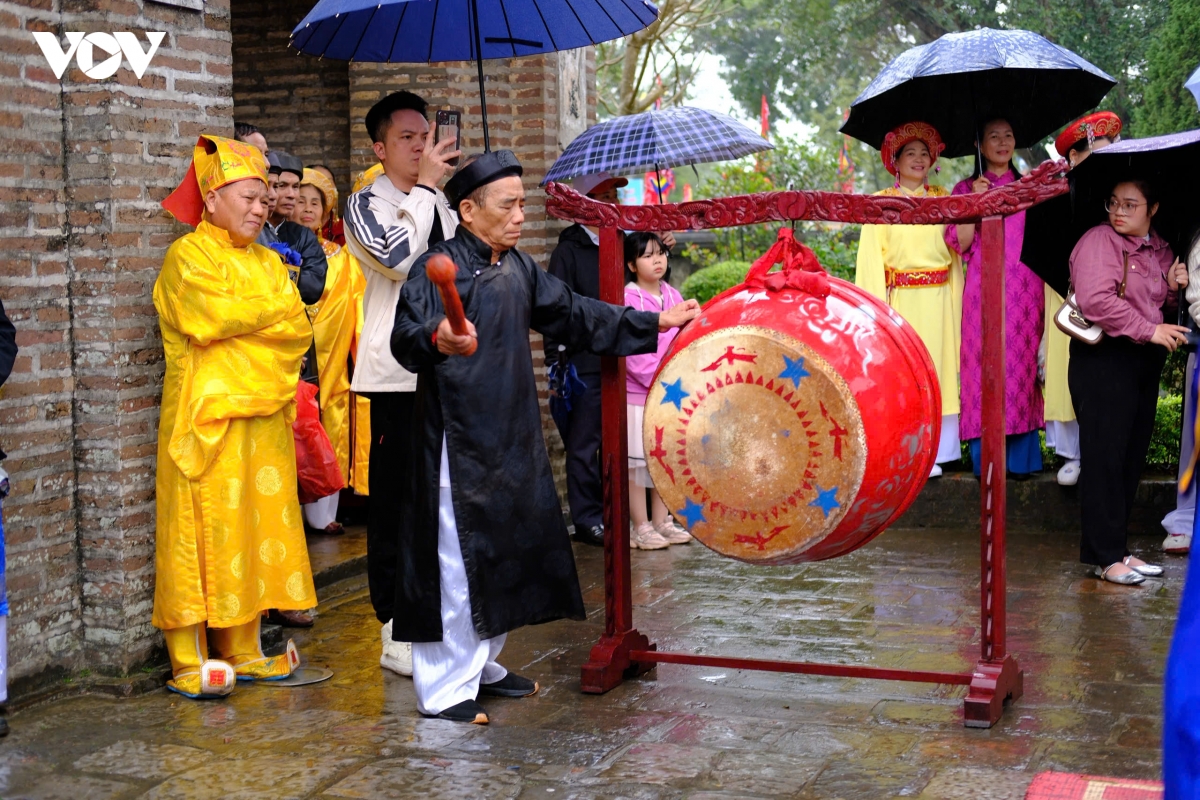 Dong dao nguoi dan doi mua du le khai hoi co loa dau nam hinh anh 11