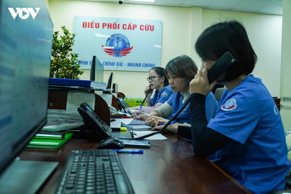 nhung chuyen xe cap cuu 115 xuyen dem cung cac y, bac si khong ngay nghi tet hinh anh 1