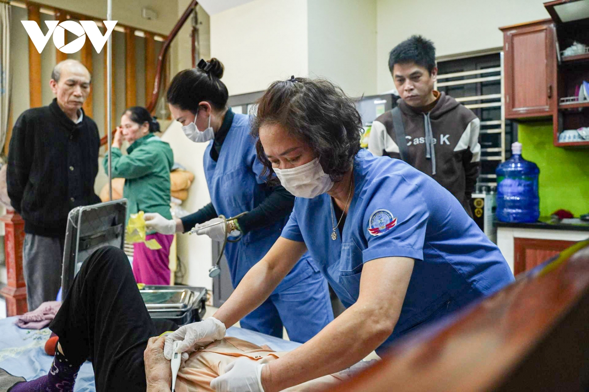 Những chuyến xe cấp cứu 115 xuyên đêm cùng các y, bác sĩ không ngày nghỉ Tết