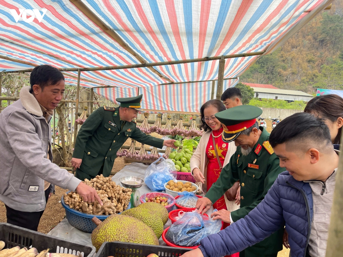  xuan bien phong am long dan ban tai xa bien gioi yen son, son la hinh anh 9