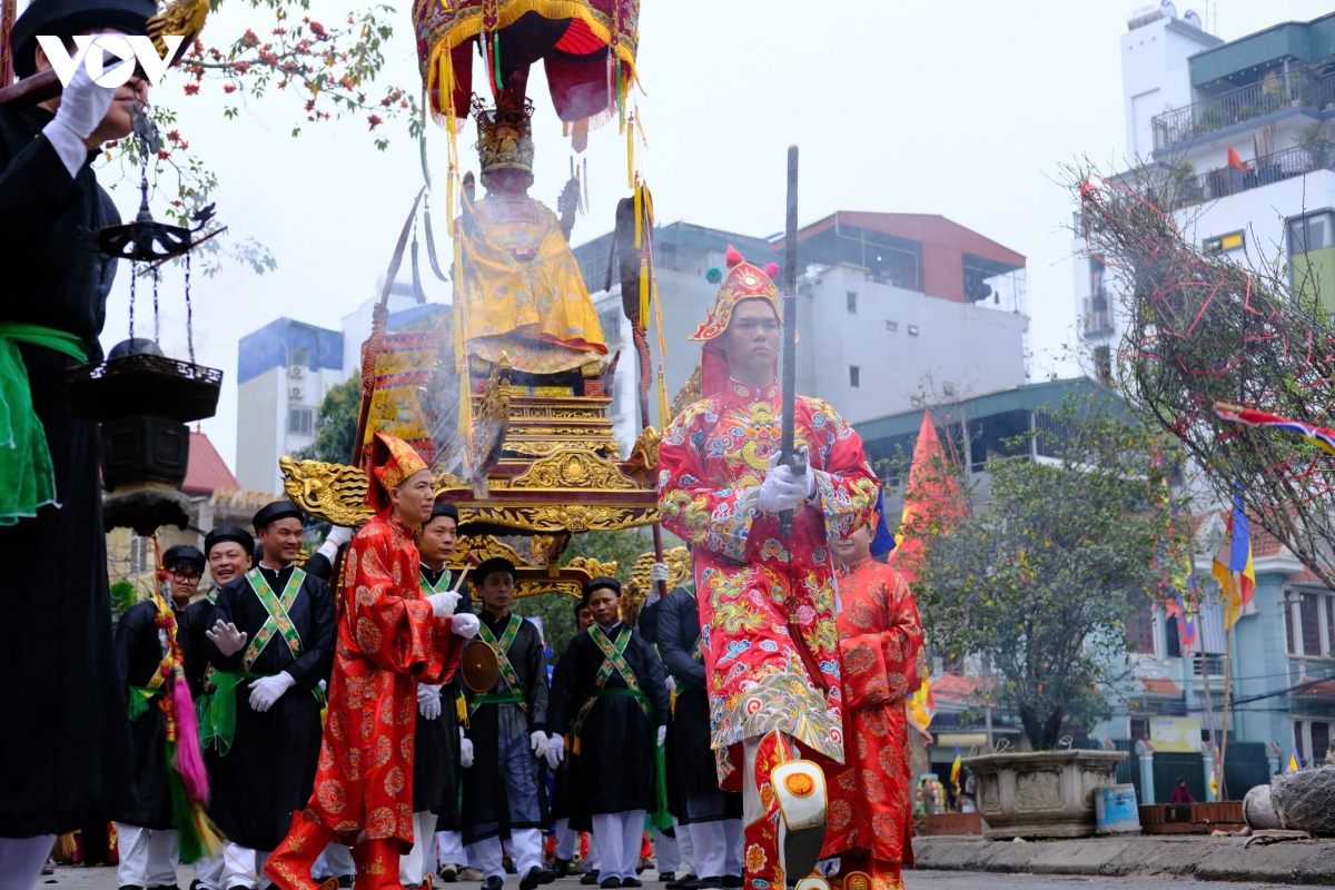 cau be 8 tuoi gia gai mua con di danh bong o hoi lang trieu khuc hinh anh 16