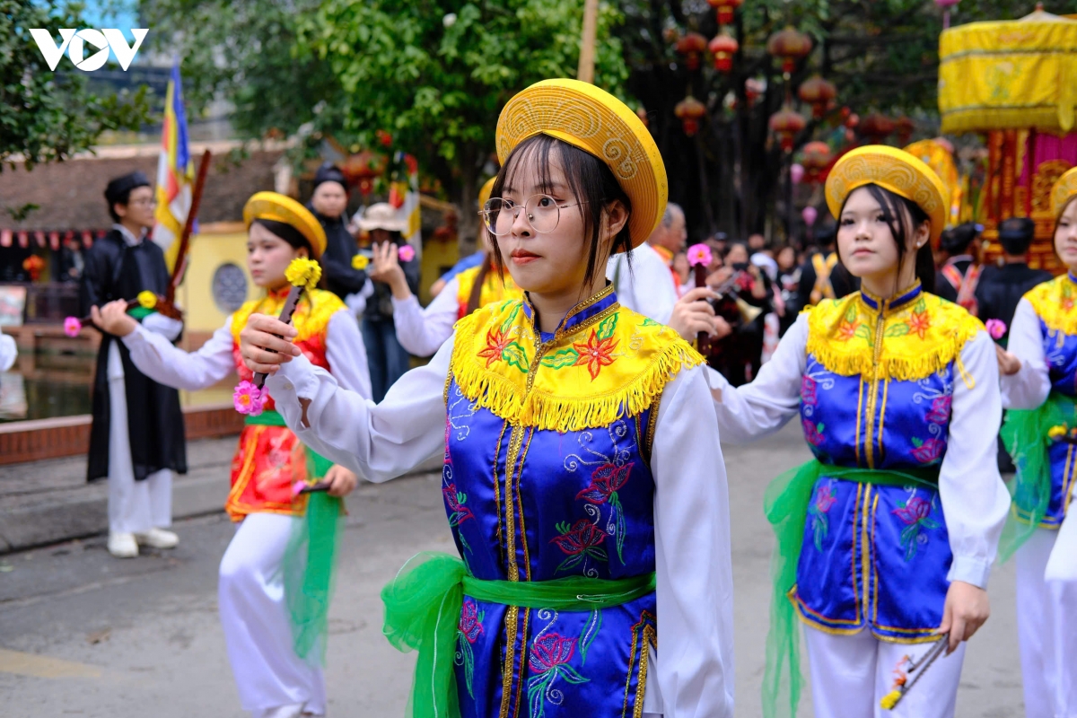 cau be 8 tuoi gia gai mua con di danh bong o hoi lang trieu khuc hinh anh 19
