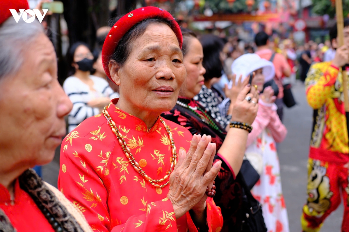 cau be 8 tuoi gia gai mua con di danh bong o hoi lang trieu khuc hinh anh 20