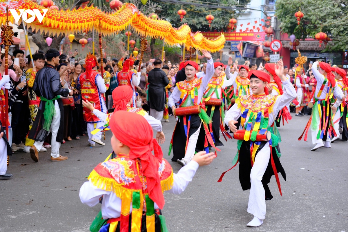 cau be 8 tuoi gia gai mua con di danh bong o hoi lang trieu khuc hinh anh 7