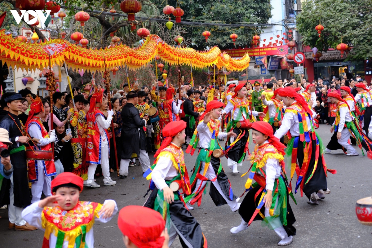 cau be 8 tuoi gia gai mua con di danh bong o hoi lang trieu khuc hinh anh 15