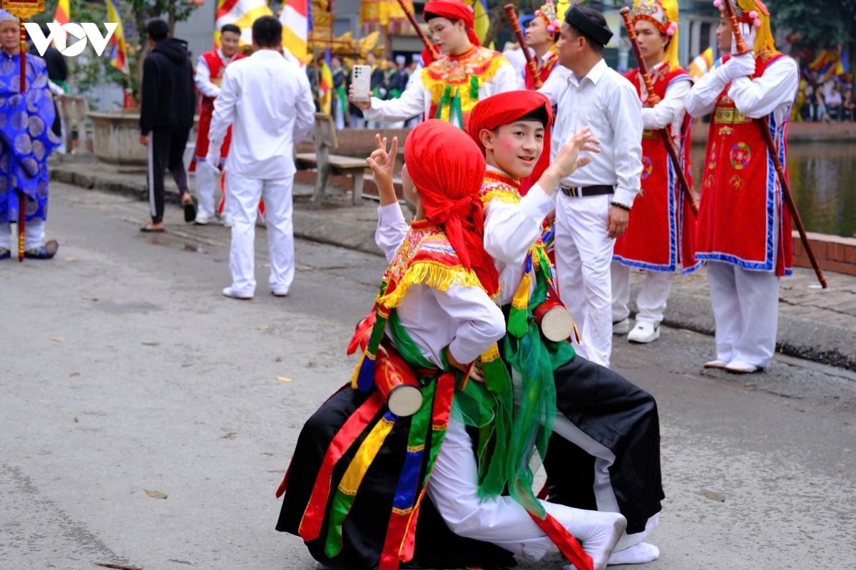 cau be 8 tuoi gia gai mua con di danh bong o hoi lang trieu khuc hinh anh 11