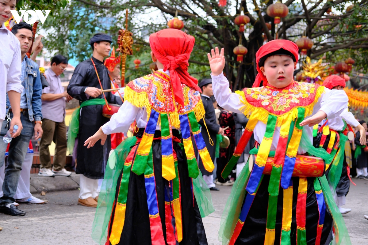 cau be 8 tuoi gia gai mua con di danh bong o hoi lang trieu khuc hinh anh 13