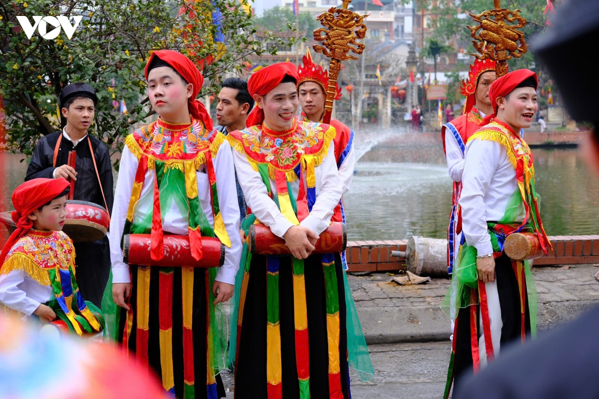 cau be 8 tuoi gia gai mua con di danh bong o hoi lang trieu khuc hinh anh 6