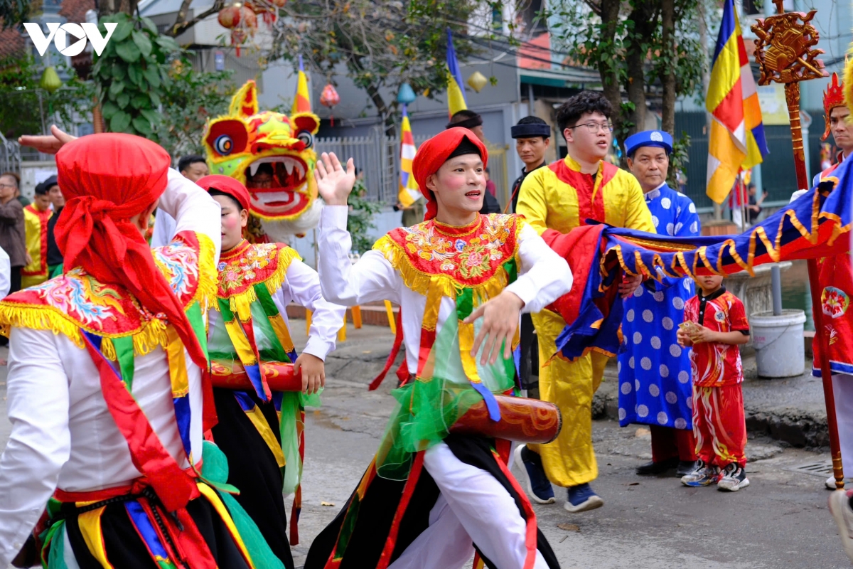 cau be 8 tuoi gia gai mua con di danh bong o hoi lang trieu khuc hinh anh 9