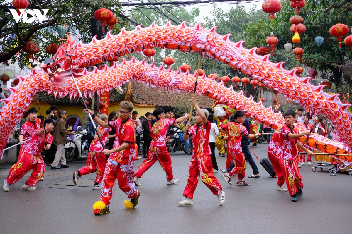 cau be 8 tuoi gia gai mua con di danh bong o hoi lang trieu khuc hinh anh 18