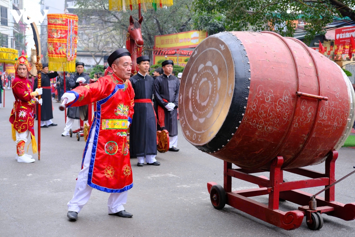 cau be 8 tuoi gia gai mua con di danh bong o hoi lang trieu khuc hinh anh 17