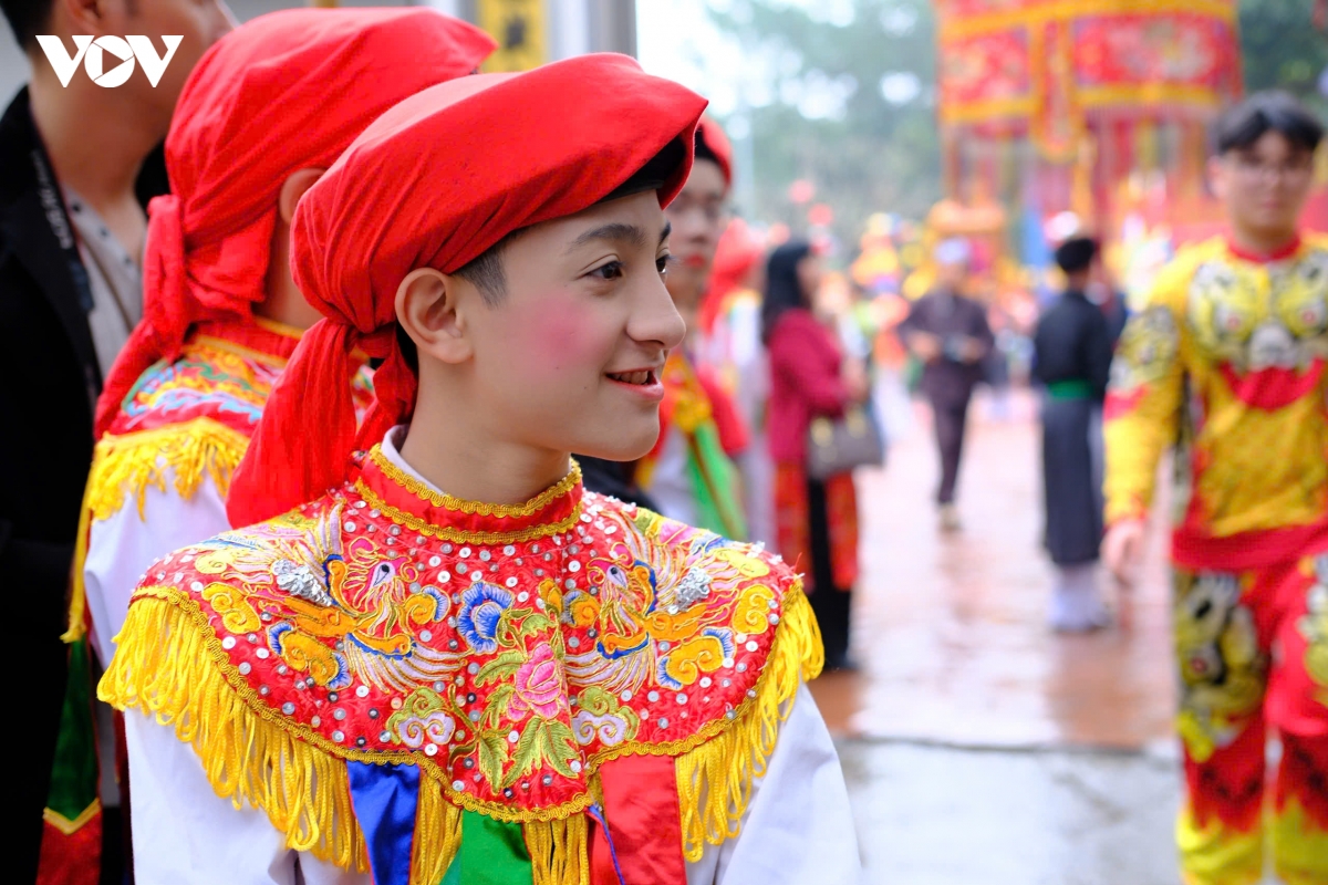 cau be 8 tuoi gia gai mua con di danh bong o hoi lang trieu khuc hinh anh 1