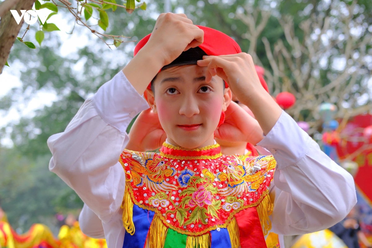 cau be 8 tuoi gia gai mua con di danh bong o hoi lang trieu khuc hinh anh 2