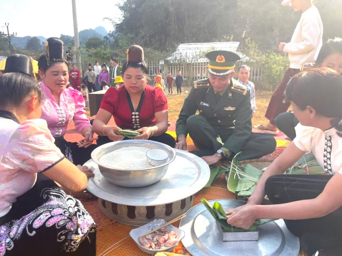  xuan bien phong am long dan ban tai xa bien gioi yen son, son la hinh anh 11