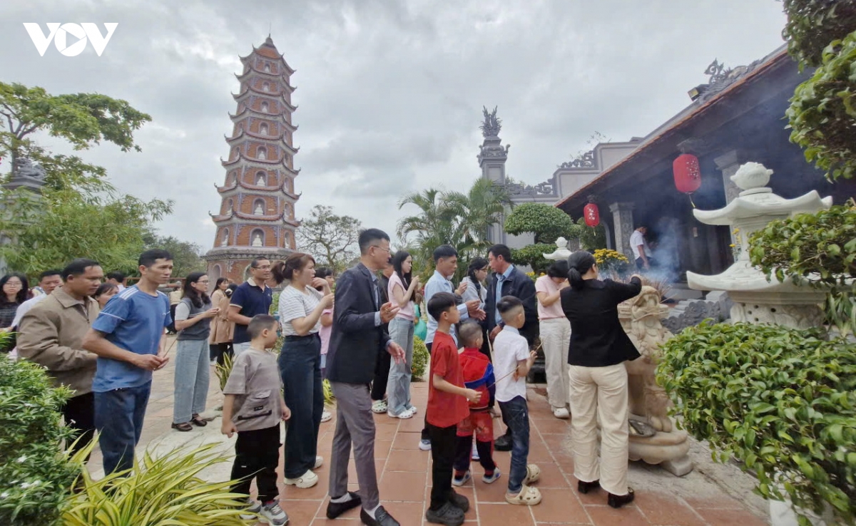 Dong dao du khach vang canh, cau an dip nam moi tai chua hoang phuc, quang tri hinh anh 5