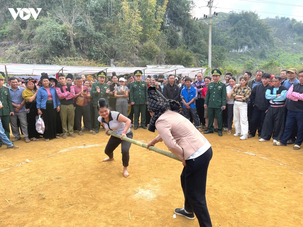  xuan bien phong am long dan ban tai xa bien gioi yen son, son la hinh anh 14
