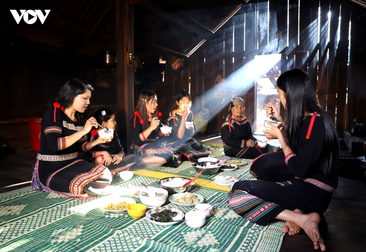bua com doan vien dau nam duoi mai nha dai cua nguoi E De o Dak lak hinh anh 12