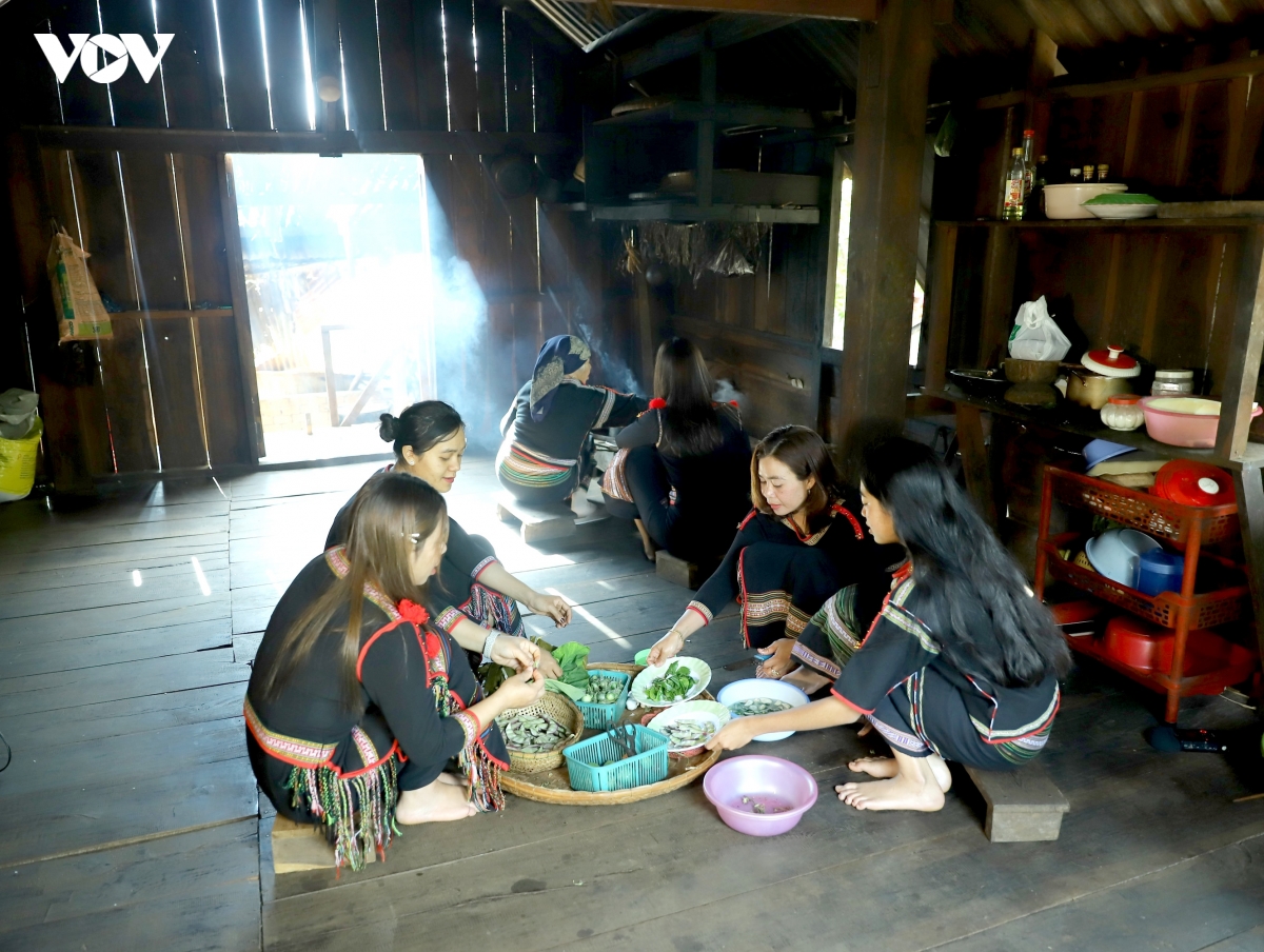 bua com doan vien dau nam duoi mai nha dai cua nguoi E De o Dak lak hinh anh 1