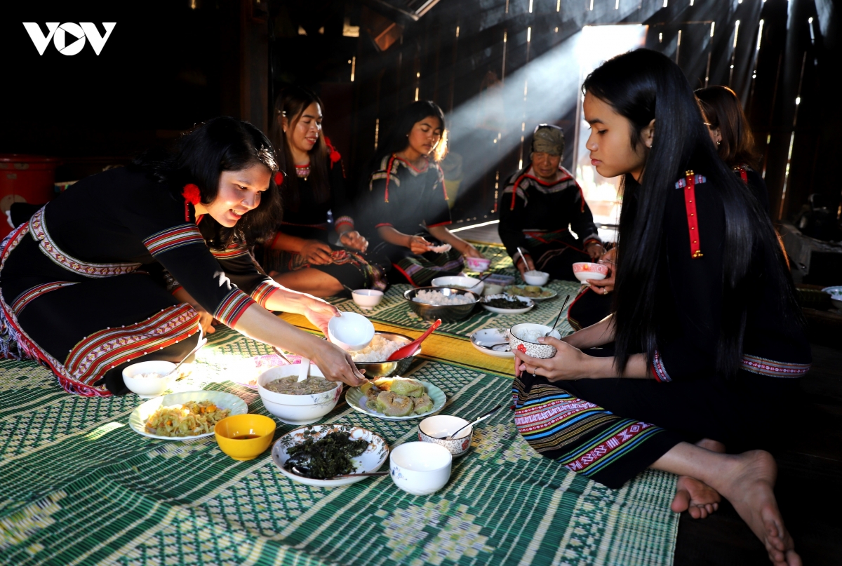 bua com doan vien dau nam duoi mai nha dai cua nguoi E De o Dak lak hinh anh 11