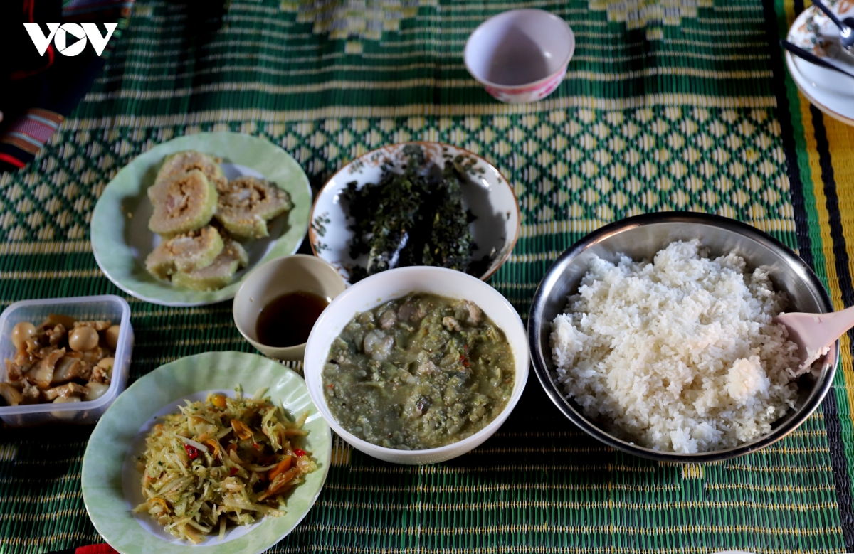 bua com doan vien dau nam duoi mai nha dai cua nguoi E De o Dak lak hinh anh 10