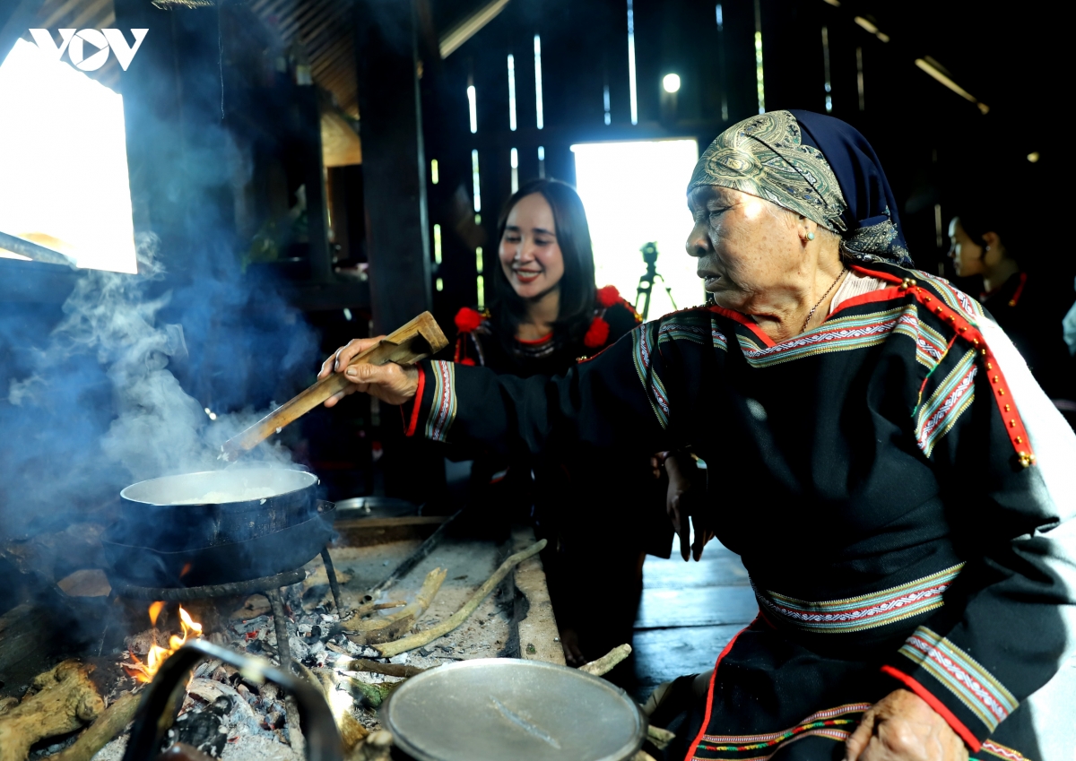 bua com doan vien dau nam duoi mai nha dai cua nguoi E De o Dak lak hinh anh 2