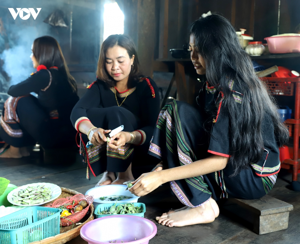 bua com doan vien dau nam duoi mai nha dai cua nguoi E De o Dak lak hinh anh 3