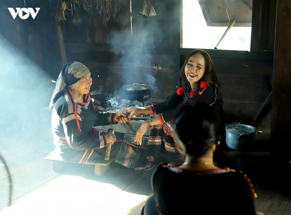 bua com doan vien dau nam duoi mai nha dai cua nguoi E De o Dak lak hinh anh 6